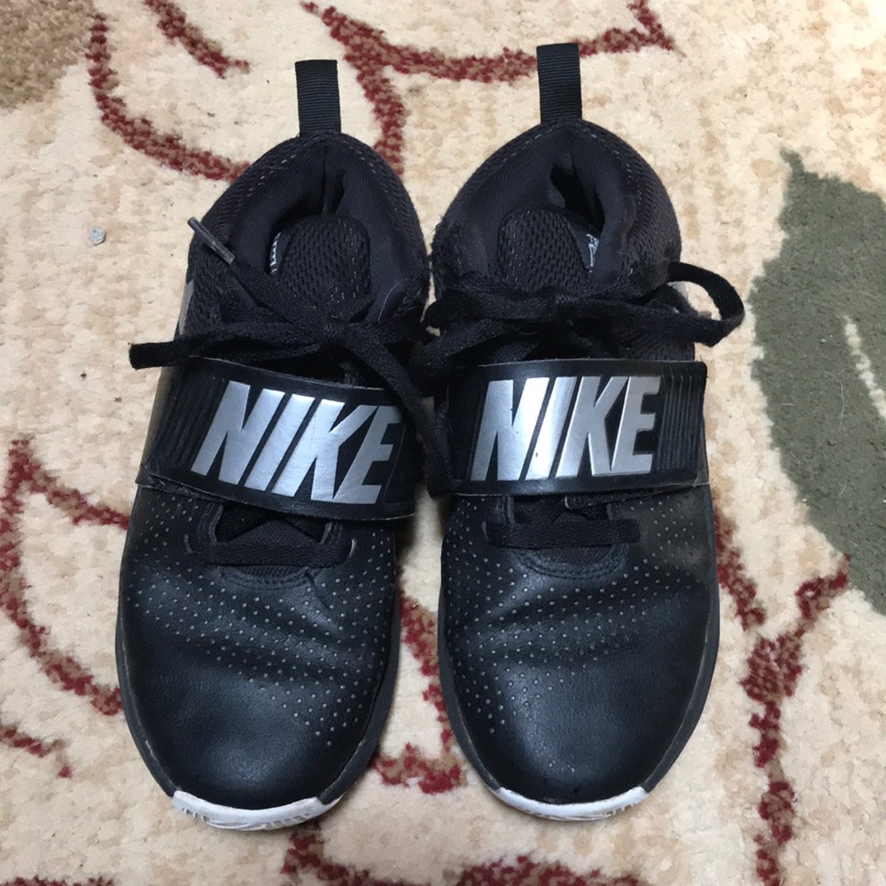 Nike youth 5.5 sneakers